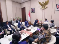 Delegasi Indonesia dan Timor Leste duduk berhadapan dalam pertemuan bilateral di sela TEI ke-41