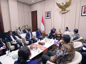 Delegasi Indonesia dan Timor Leste duduk berhadapan dalam pertemuan bilateral di sela TEI ke-41