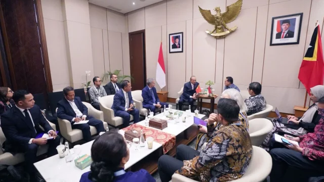 Delegasi Indonesia dan Timor Leste duduk berhadapan dalam pertemuan bilateral di sela TEI ke-41