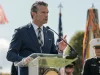 Menteri Pertahanan AS Pete Hegseth berpidato di podium Pentagon