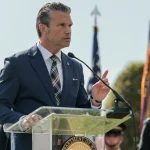 Menteri Pertahanan AS Pete Hegseth berpidato di podium Pentagon