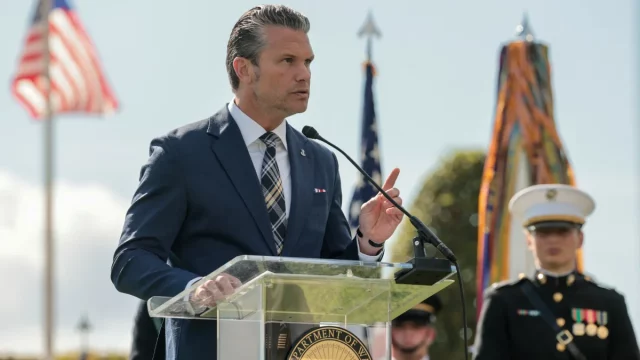 Menteri Pertahanan AS Pete Hegseth berpidato di podium Pentagon
