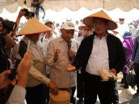 Menteri Pertanian Andi Amran Sulaiman meninjau benih di Pusat Inovasi Agroteknologi UGM, Sleman