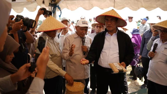 Menteri Pertanian Andi Amran Sulaiman meninjau benih di Pusat Inovasi Agroteknologi UGM, Sleman
