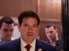 Menteri Luar Negeri Amerika Serikat Marco Rubio berjalan keluar dari sebuah ruangan