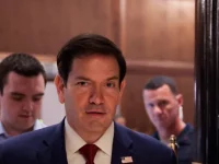 Menteri Luar Negeri Amerika Serikat Marco Rubio berjalan keluar dari sebuah ruangan