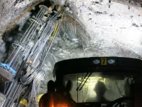 Mesin bor jumbo memasang jaring kawat penyangga di tambang emas bawah tanah Pogo, Alaska