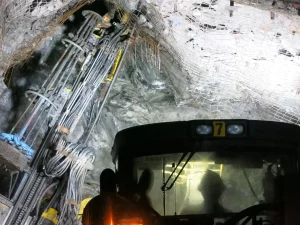 Mesin bor jumbo memasang jaring kawat penyangga di tambang emas bawah tanah Pogo, Alaska