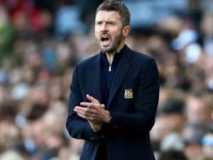 Michael Carrick berjas biru gelap berteriak memberi instruksi di pinggir lapangan