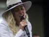 Miley Cyrus bernyanyi bertopi koboi putih di acara Today New York