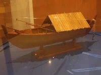 Miniatur sampan beratap kajang Orang Suku Laut di Museum Bahari Bintan