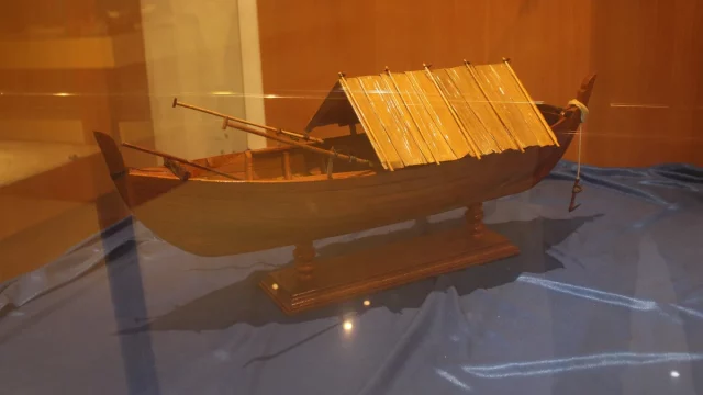 Miniatur sampan beratap kajang Orang Suku Laut di Museum Bahari Bintan