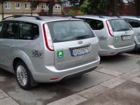 Ilustrasi deretan mobil perak layanan perawatan di rumah Pemerintah Kota Hedemora terparkir di Långshyttan, Swedia