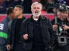 Pelatih Real Madrid Jose Mourinho berteriak merayakan kemenangan di Camp Nou