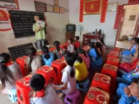 Ilustrasi murid berkalung kacu merah memperhatikan guru di ruang kelas sederhana pedesaan Tiongkok