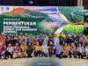 Foto bersama usai penyerahan naskah urgensi badan pengelola gambut dan mangrove nasional