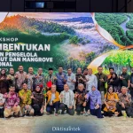 Foto bersama usai penyerahan naskah urgensi badan pengelola gambut dan mangrove nasional