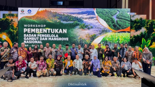 Foto bersama usai penyerahan naskah urgensi badan pengelola gambut dan mangrove nasional