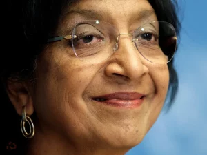 Navi Pillay, peraih Nobel Perdamaian 2026, tersenyum dengan kacamata berbingkai tipis