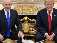 PM Israel Benjamin Netanyahu dan Presiden AS Donald Trump duduk berdampingan di Ruang Oval