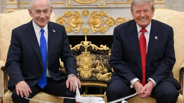 PM Israel Benjamin Netanyahu dan Presiden AS Donald Trump duduk berdampingan di Ruang Oval