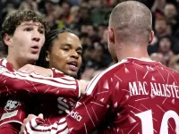 Rio Ngumoha merayakan gol bersama Alexis Mac Allister dan rekan setim Liverpool di Anfield
