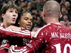 Rio Ngumoha merayakan gol bersama Alexis Mac Allister dan rekan setim Liverpool di Anfield