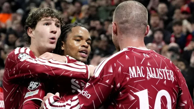 Rio Ngumoha merayakan gol bersama Alexis Mac Allister dan rekan setim Liverpool di Anfield