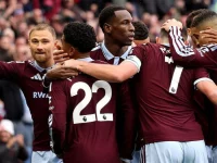 Para pemain Aston Villa merayakan gol ke gawang Manchester City