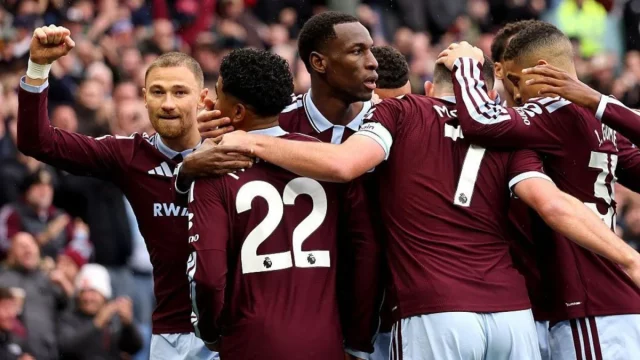 Para pemain Aston Villa merayakan gol ke gawang Manchester City
