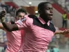 Noah Sadiki berseragam merah muda Sunderland merayakan gol kemenangan