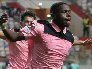 Noah Sadiki berseragam merah muda Sunderland merayakan gol kemenangan