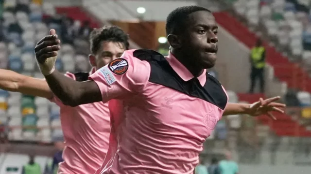 Noah Sadiki berseragam merah muda Sunderland merayakan gol kemenangan