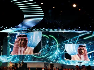 Layar panggung konferensi FII di Riyadh menampilkan Menlu Saudi Pangeran Faisal bin Farhan