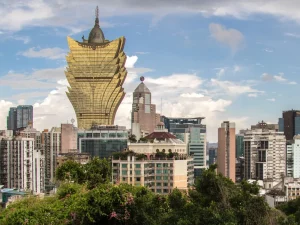 Panorama kota Makau dengan menara hotel-kasino Grand Lisboa menjulang di antara gedung-gedung