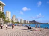 Ilustrasi pengunjung di Pantai Waikiki, Honolulu, Hawaii, dengan Diamond Head di kejauhan, Maret 2024