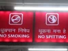 Papan lampu bertulisan No Smoking dan No Spitting di stasiun kereta Varanasi, India