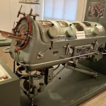 Ilustrasi paru-paru besi, alat bantu napas pasien polio, di Museum Sejarah Kedokteran Charité, Berlin