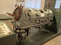 Ilustrasi paru-paru besi, alat bantu napas pasien polio, di Museum Sejarah Kedokteran Charité, Berlin