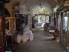 Ilustrasi lorong pasar beratap lengkung dengan kios dan karung barang di Şanlıurfa, Turki