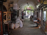 Ilustrasi lorong pasar beratap lengkung dengan kios dan karung barang di Şanlıurfa, Turki