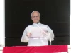 Paus Leo XIV menyampaikan doa Angelus dari jendela di Lapangan Santo Petrus, Vatikan