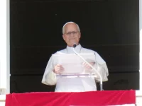 Paus Leo XIV menyampaikan doa Angelus dari jendela di Lapangan Santo Petrus, Vatikan