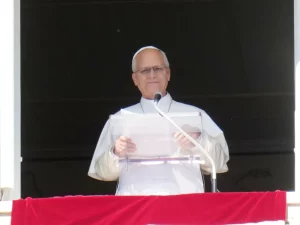 Paus Leo XIV menyampaikan doa Angelus dari jendela di Lapangan Santo Petrus, Vatikan