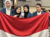Empat mahasiswa UNAIR pembuat paving block dari limbah perikanan membentangkan bendera Merah Putih