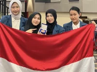 Empat mahasiswa UNAIR pembuat paving block dari limbah perikanan membentangkan bendera Merah Putih