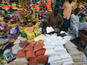 Pedagang menata gula dan barang kebutuhan pokok di kios pasar di Nyala, Darfur Selatan