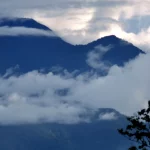 Puncak Pegunungan Arfak berselimut awan dilihat dari Manokwari, Papua Barat