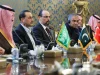 Delegasi Arab Saudi, Pakistan, dan Turkiye duduk di meja perundingan dengan bendera ketiga negara