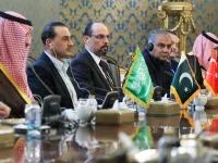 Delegasi Arab Saudi, Pakistan, dan Turkiye duduk di meja perundingan dengan bendera ketiga negara
